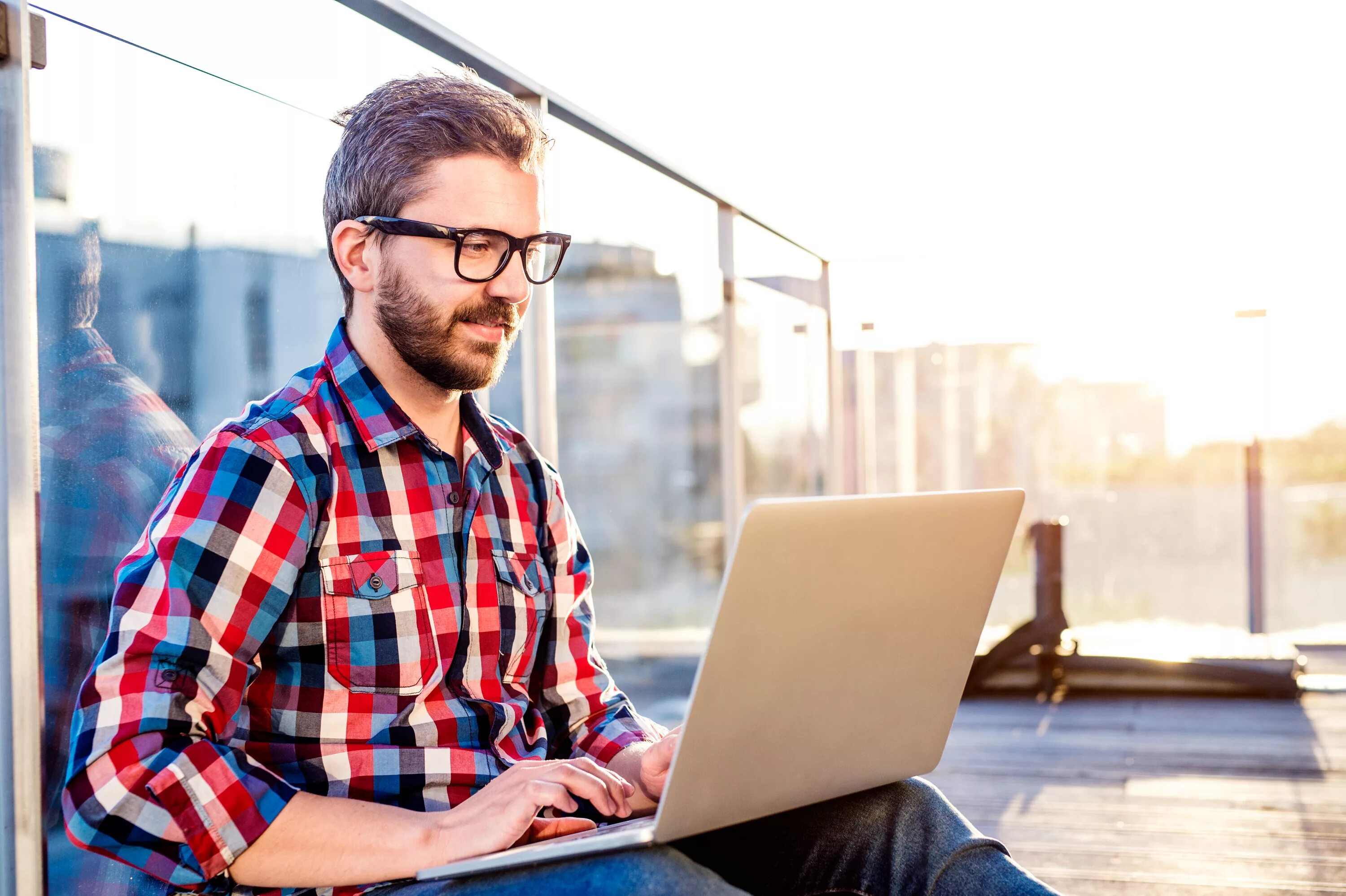 Хипстеры в современном мире. Хипстеры молодежная субкультура. Человек хипстер. Мужская фотосессия с фотоаппаратом. Мужчина с бородой в шляпе и очках.