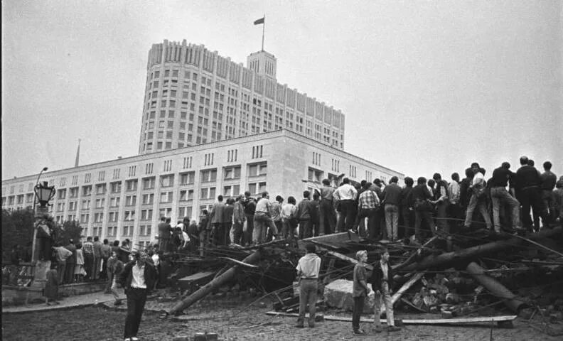 Советское общество 1991. Путч 1991. Баррикады в Москве 1991. Белый дом в Москве 1994. 1991 Год возле белого дома.