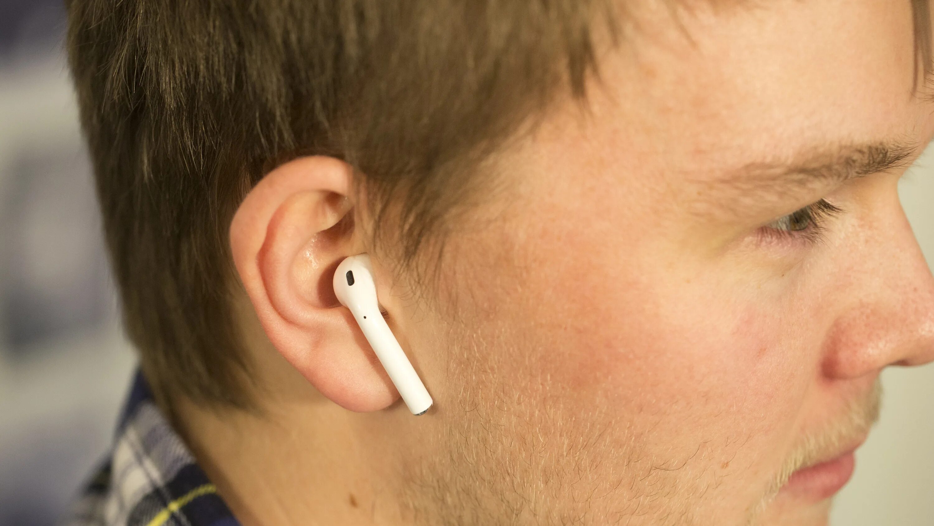 Аирподс 2 в ушах. Наушники эйрподсы 2 в ушах. Apple AIRPODS В ушах. Аирподс 2 оригинал в ухе. Airpods выпадают из ушей