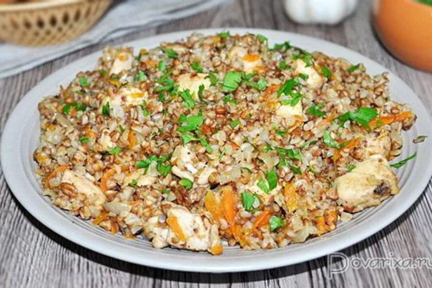 Рецепт гречка куриная. Гречка по купечески с куриной грудкой. куриное филе с гречкой. гречка с курицей и грибами. гречка грудка овощи.