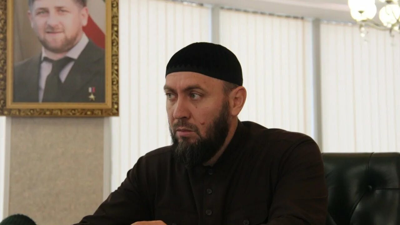 Хамзатов имам. Аслан абдулаев хьехам. имам абдулаев. мударов аслан грозный. имам мечети юлчы.