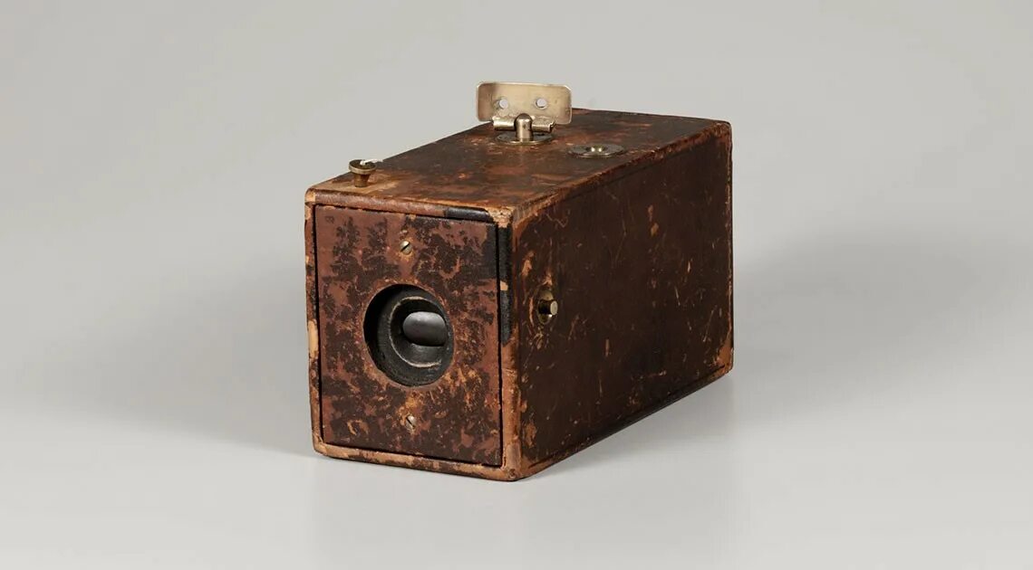 Старые веб. 1888 Года камера Eastman Kodak. Джордж Истмен фотокамера Кодак. Первый фотоаппарат Кодак 1888. 1888 Год бокс камера Кодак.