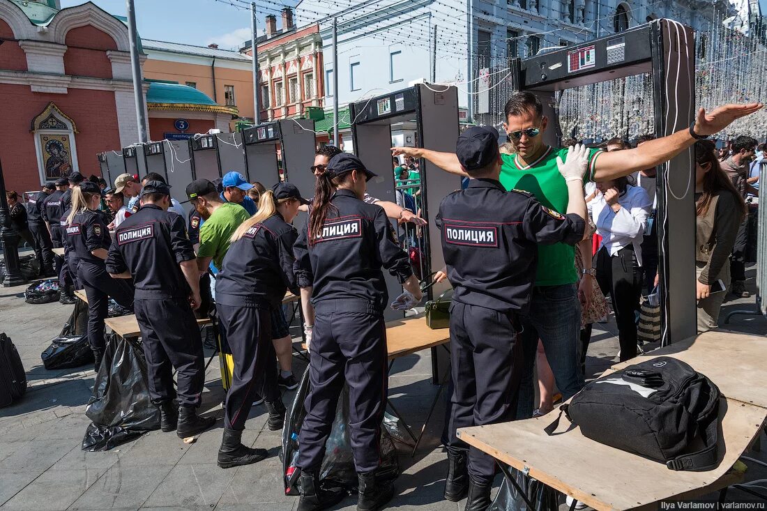 ЧМ 2018 полиция. Полиция на стадионе. Полицейский досмотр. Полиция стадион