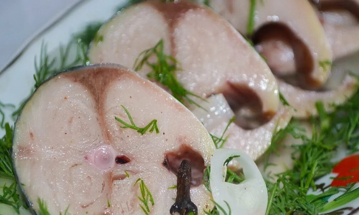 Скумбрия замариновать быстро и вкусно. Сагудай из скумбрии. скумбрия соленая. скумбрия в маринаде с луком. маринад для скумбрии.