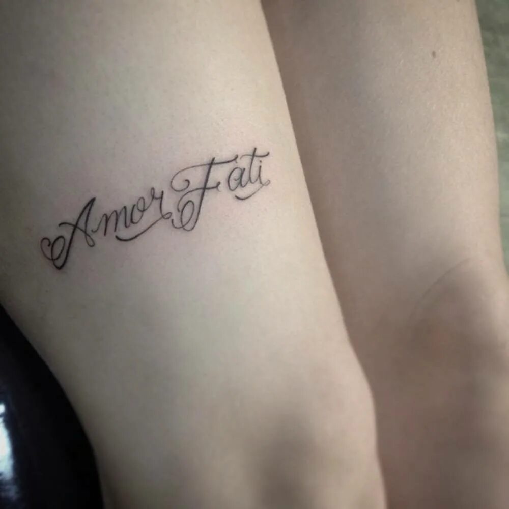 Amor fati значение. Татуировка аморе. татуировка аморе аморе. amor fati тату. тату амор амор.