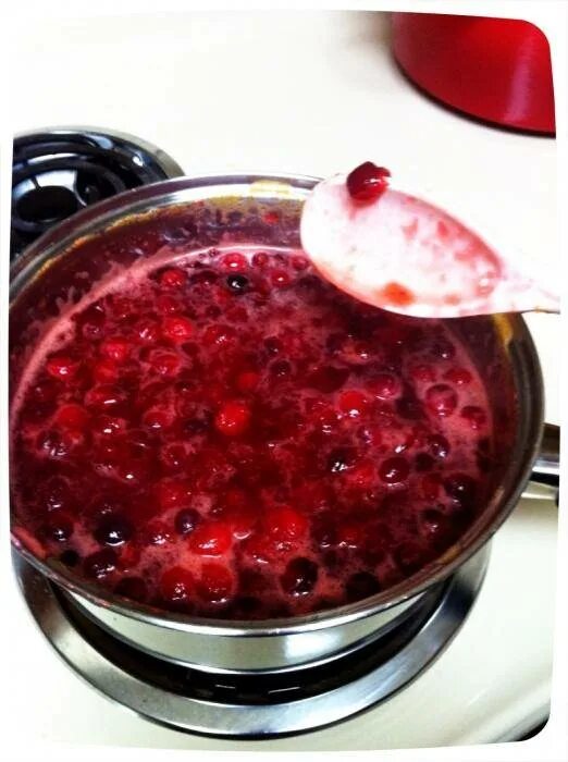 Клюквенный морс с ягодами. Клюквенный морс. Клюквенный морс рецепт. Морс клюквенный рн. Как сварить морс из клюквы.