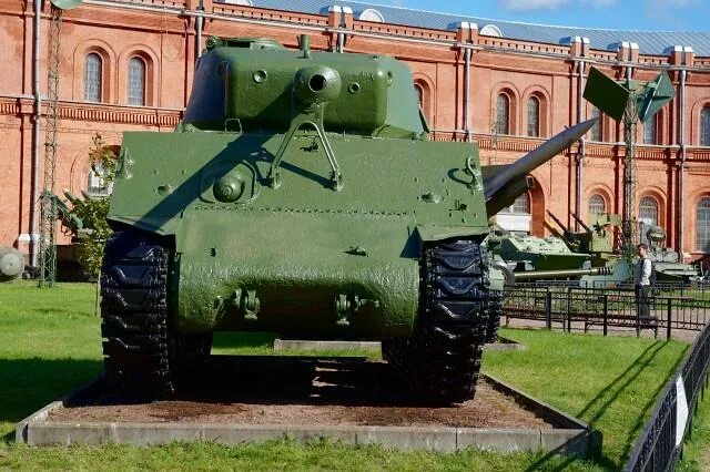 Автомобиль танк спб. Танк Шерман м4а2. М4а2 танк. Памятник танк Шерман. Шерман в музее артиллерии.