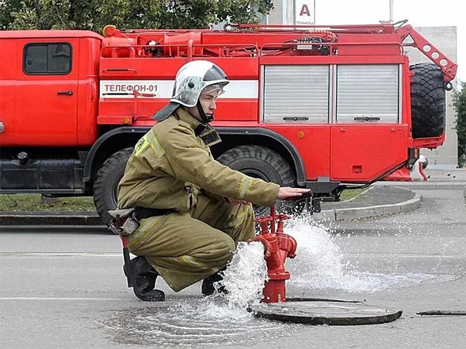 Пожарные без воды. Пожарный. Пожарная машина с водой. Пожарный гидрант. Пожарная машина на гидранте.