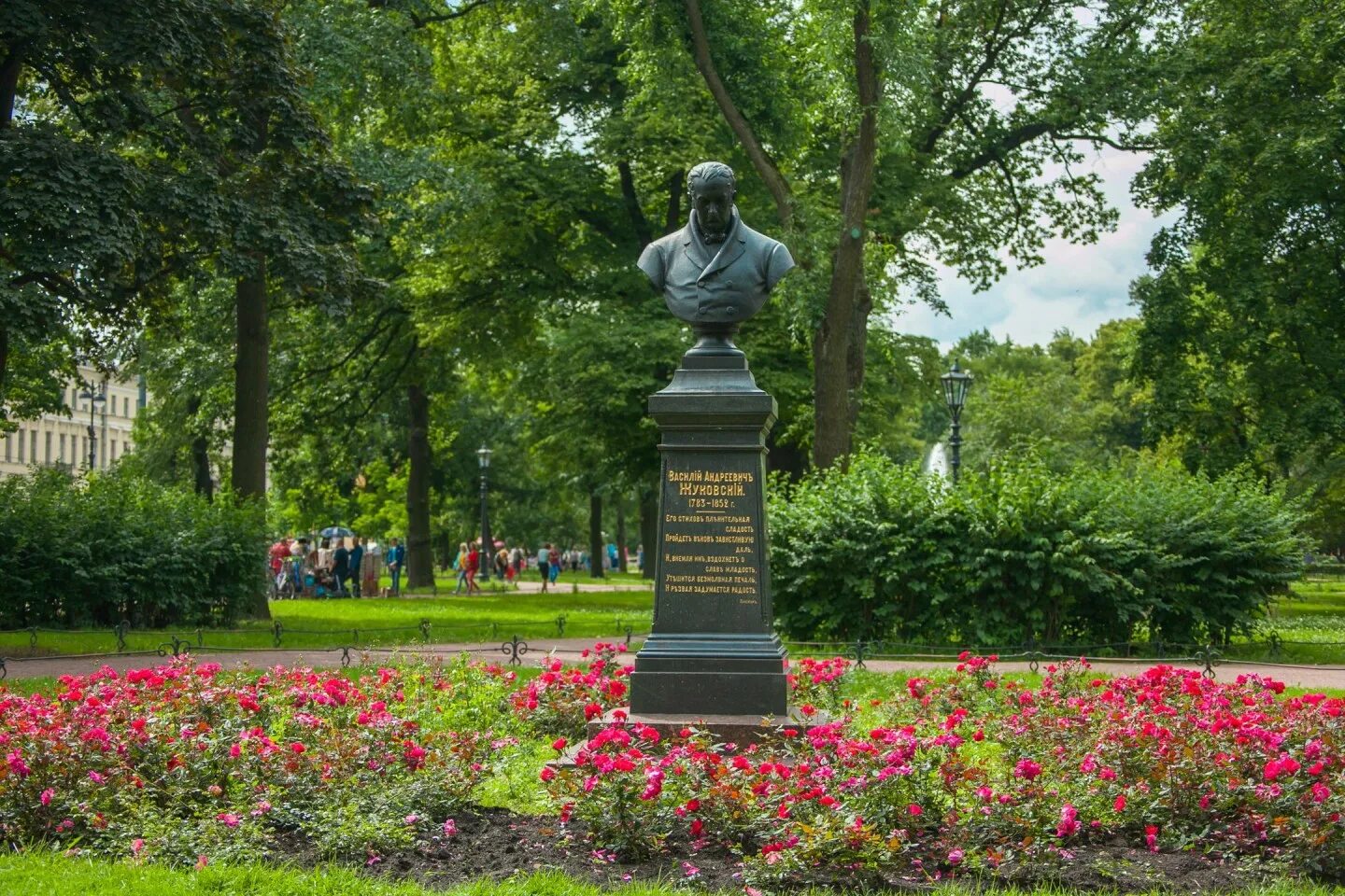 Жуковского 5 отзывы. Аллея бюстов Жуковский. Памятник Жуковскому. Памятник Жуковскому в Санкт-Петербурге в Александровском саду.