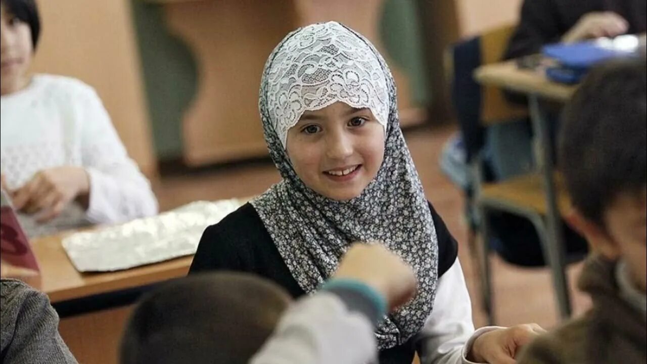 Хиджабы запретят в школах. Хиджабы запретят в школах. Хиджабы запретят в школах. Учитель в хиджабе. Девушки в хиджабе в школе.