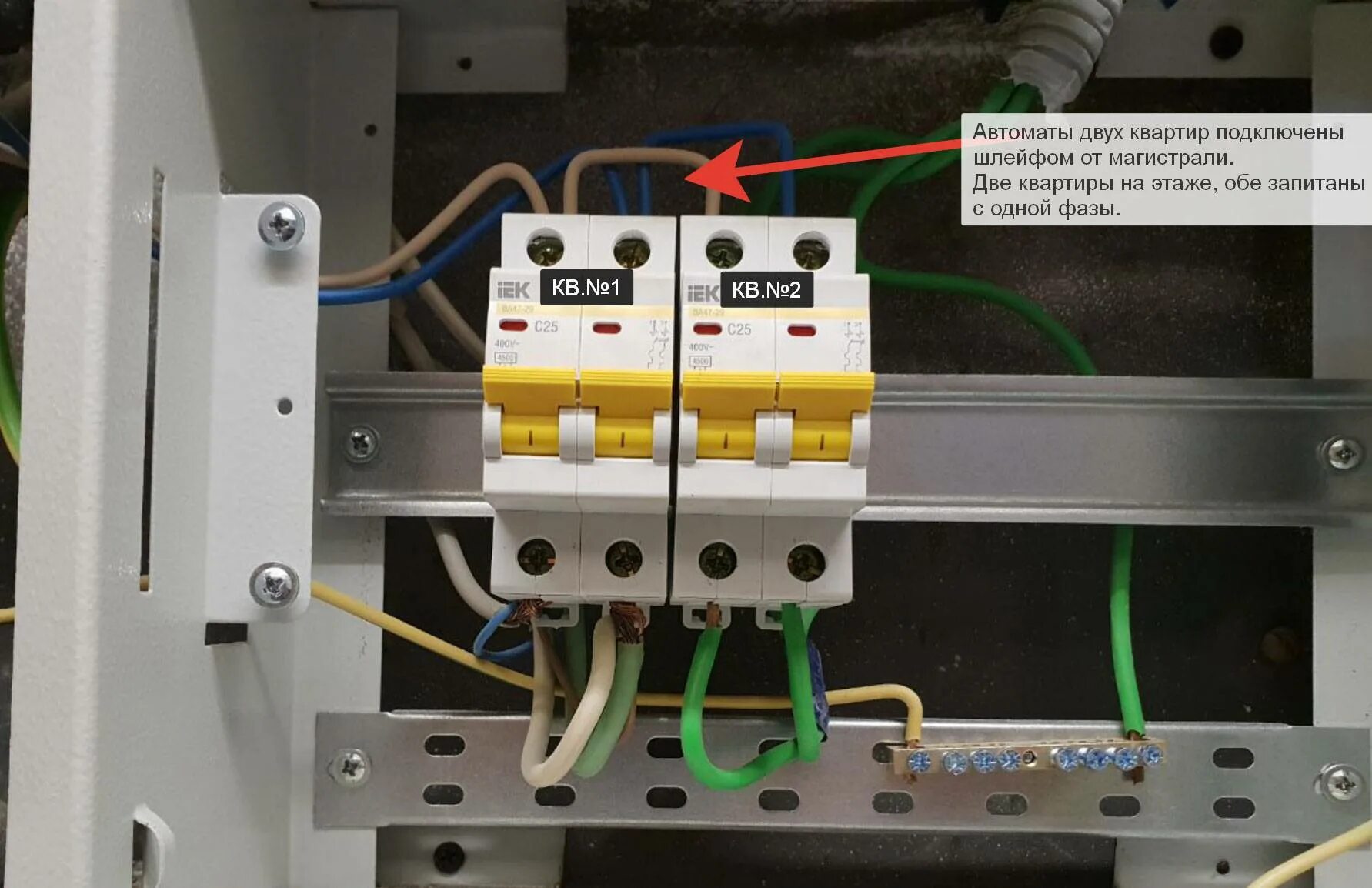 Автоматический выключатель k. Как подключить провод к автомату в щитке. Как подключить автоматы в электрощитке. Как подключить кабель к автомату в щитке. Как подключить 2 кабеля к автомату.