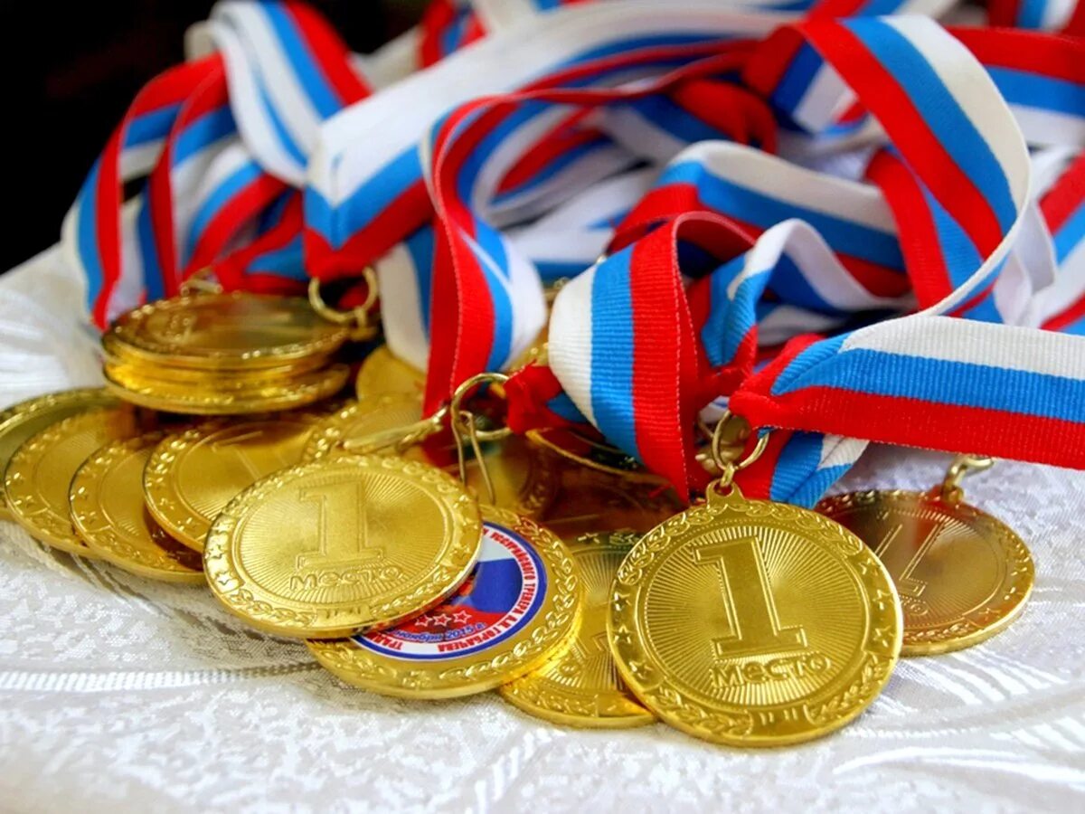 Sports medals. Медали спортивные. Спортивные награды. Спортсмен с медалью. Медаль спорт.