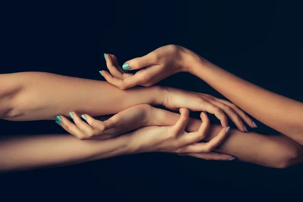 Руки женщины возбуждено. Мужская рука на женской груди. Рука лежит. Руки женщины возбуждено. Руки женщины возбуждено.