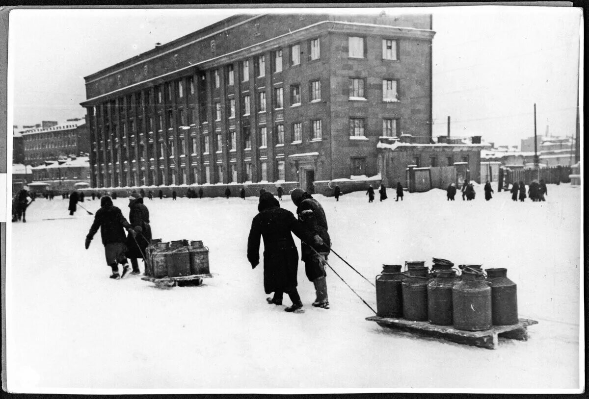 Вода блокады. Блокада Ленинграда саночки. Блокадный Ленинград зима 1942. Зима 1941 года в блокадном Ленинграде.