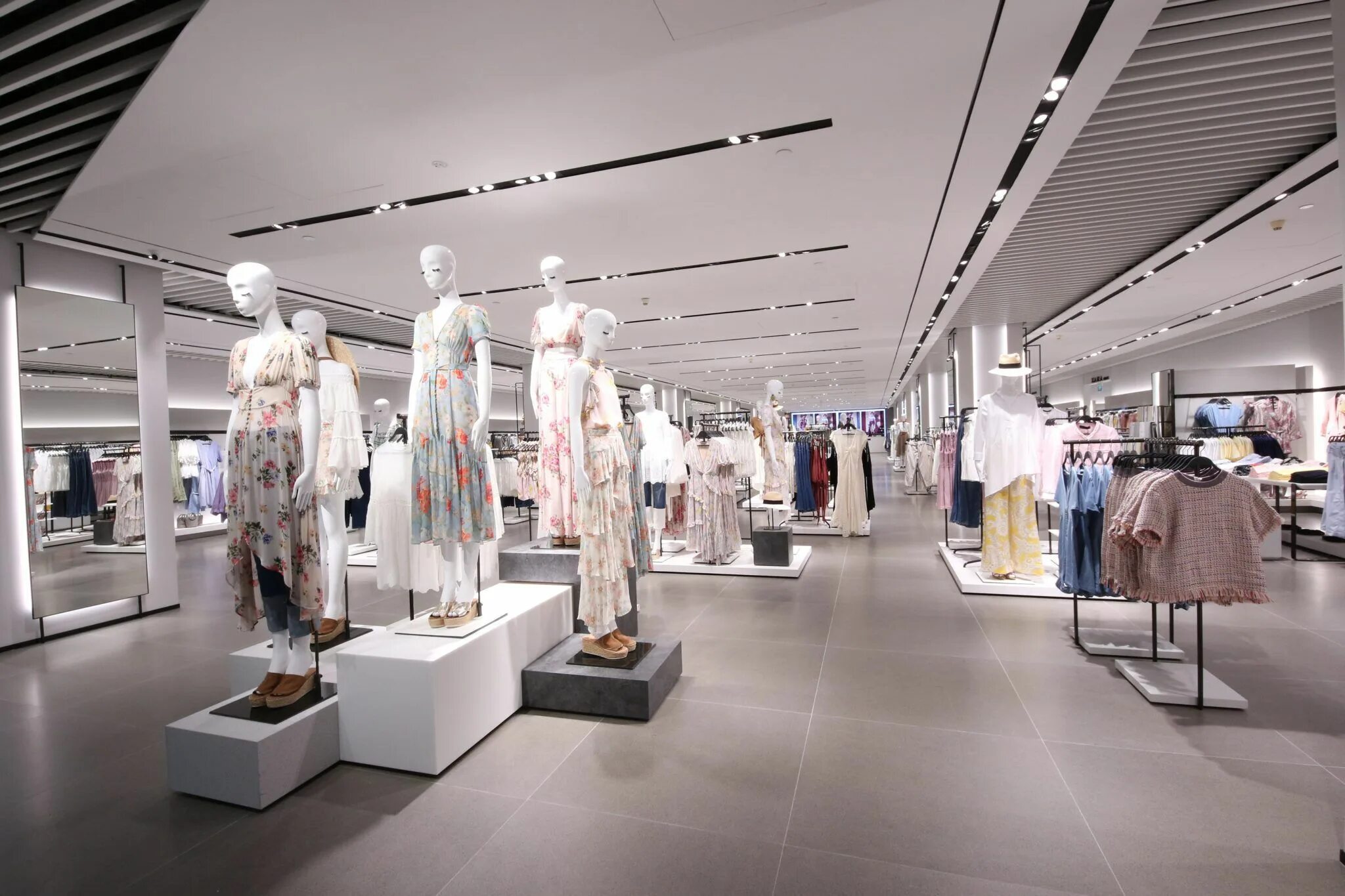 Zara bodrum. Zara интерьер магазина. Zara севастополь. Бутик шанель бодрум. Zara bodrum.