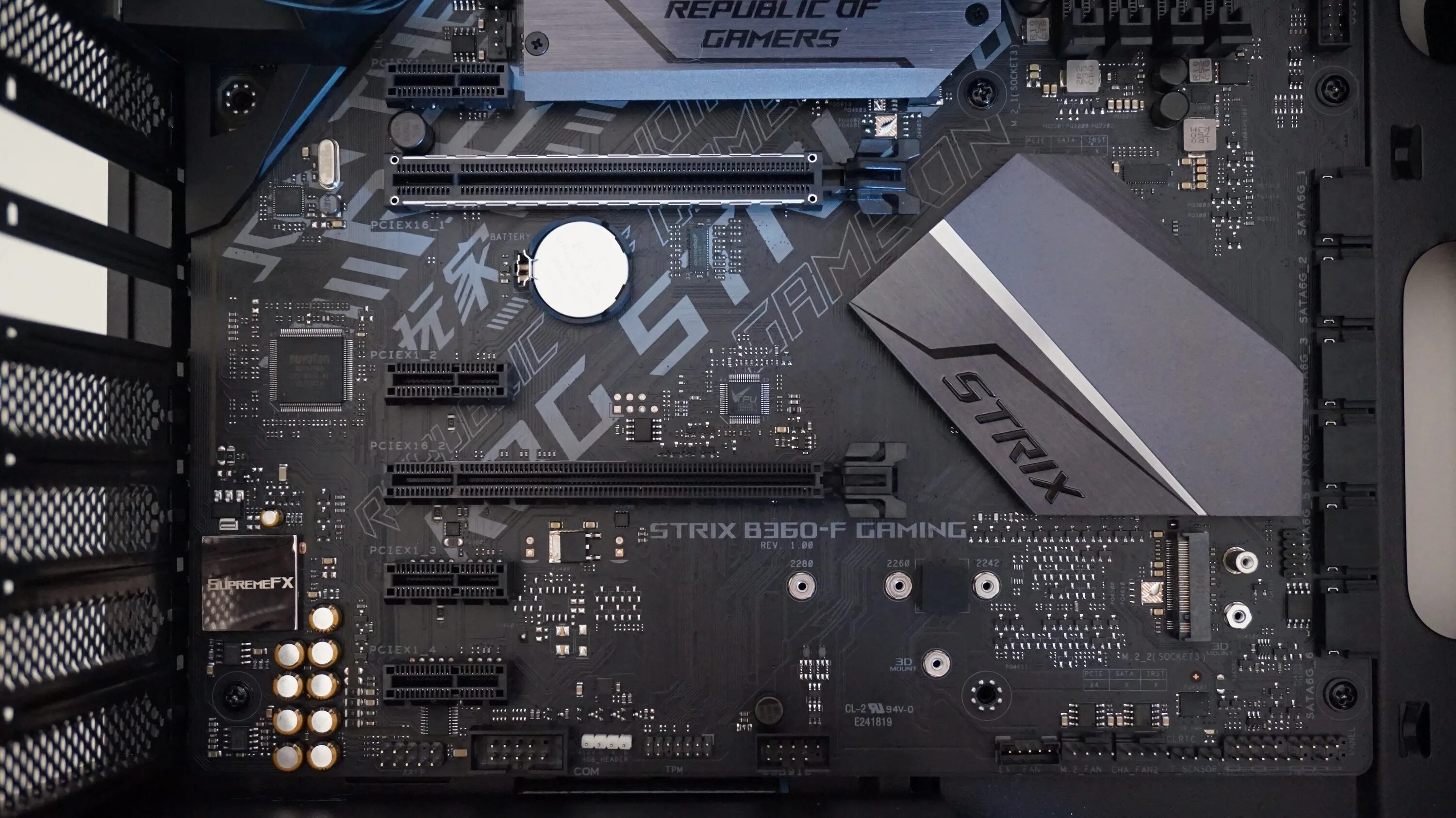 Вставить видеокарту в слот pci e. Слот под видеокарту pci-e. материнская плата с 5 16x pci express портами. pciex16 slot gtx 3090. материнская плата gigabyte армированный слот для видеокарты!.