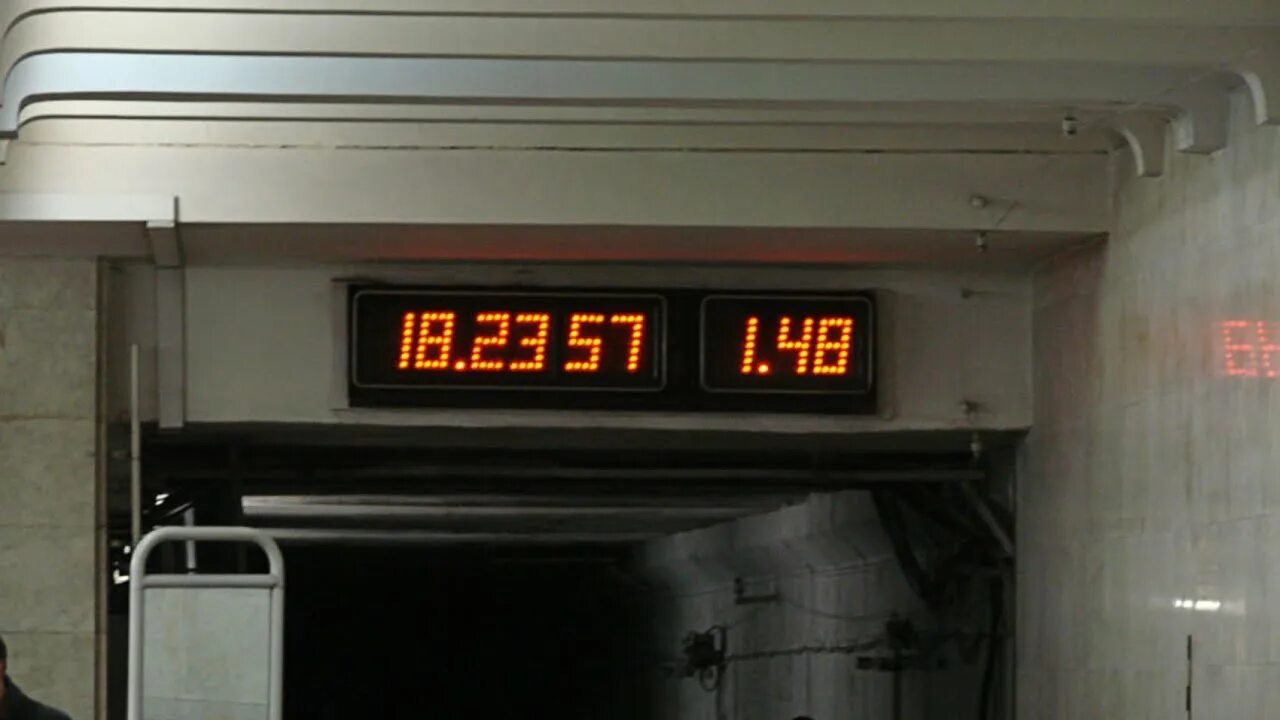 Часы в подземке. Указатели на станциях метро. Электронные часы в метро. Часы на станции метро. Метро платформа часы.