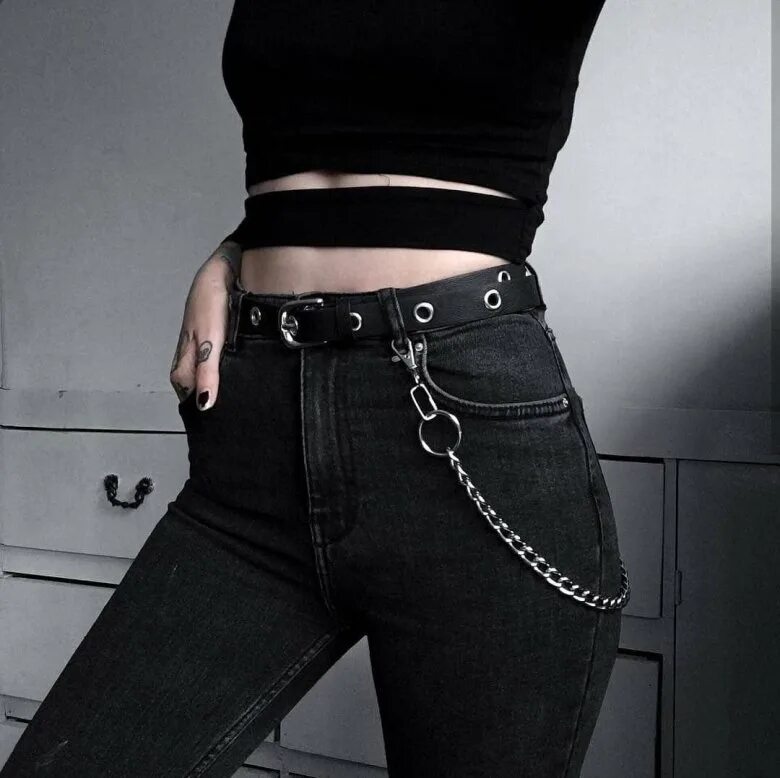 Девочка в черных штанах. Черные джинсы с цепями. Чёрные джинсы с цепью женские. Черные джинсы с цепочкой. Черные джинсы с чепочкрм.