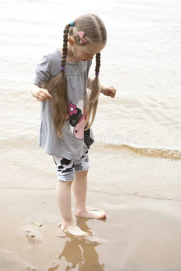 Босые ножки мусульманок. Пятки девочек. Босиком малая. Девочка босиком на улице. Босиком малая.