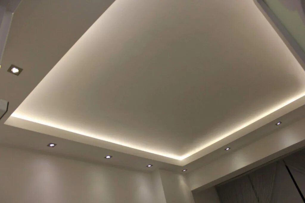 Потолок из гипсокартона квадратный. Монтаж гкл на потолок. Потолок гипсокартон. Натяжные потолки. Многоуровневый потолок на кухне.