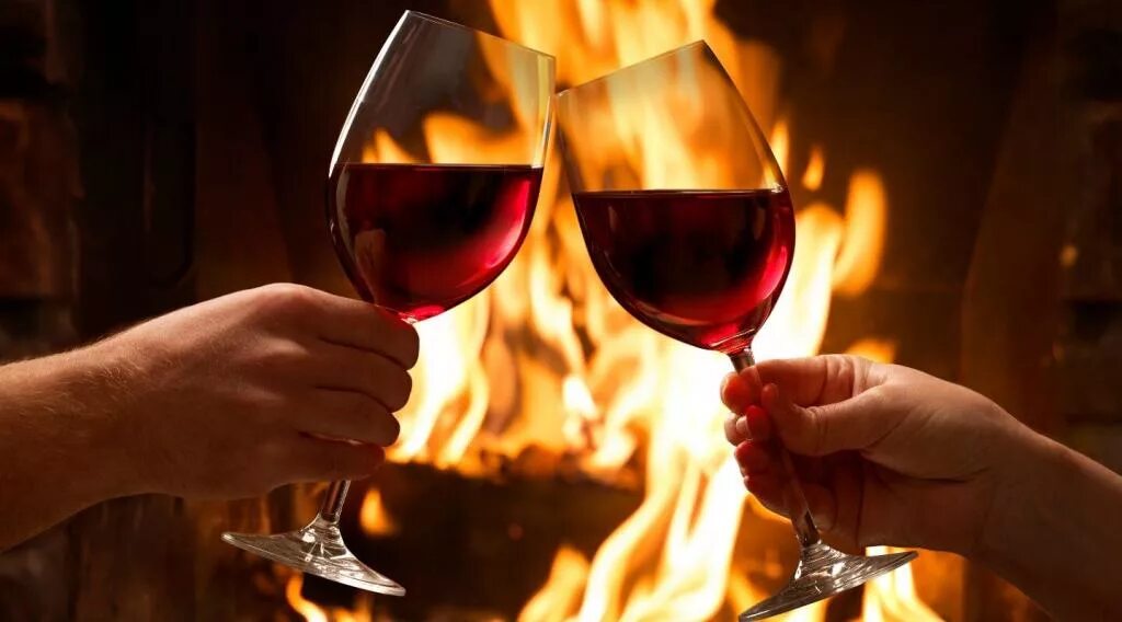Бокал вина огонь. Вино у камина. Бокал вина у камина. Камин и два бокала вина. Камин вино романтика.