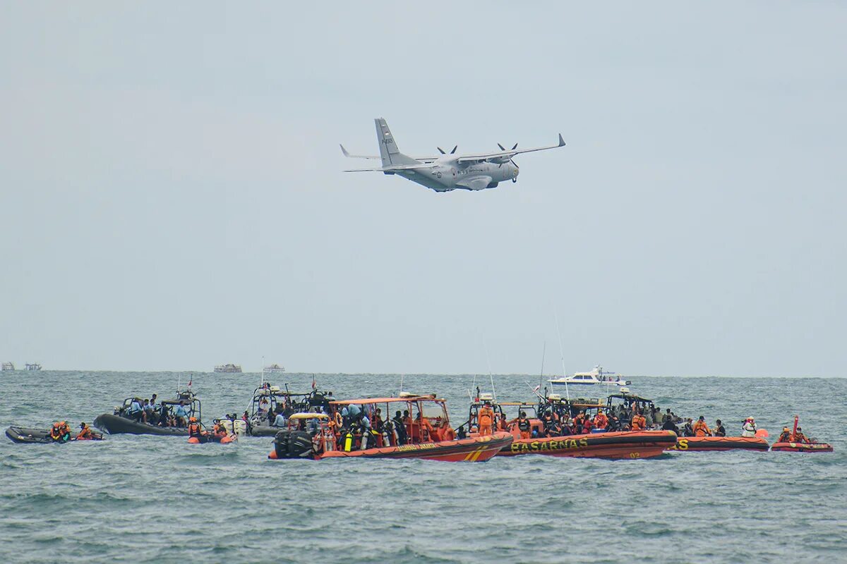 Какой самолет упал в море. Боинг 737 Индонезия катастрофа. Сесна самолет 551. Самолет упал в море.