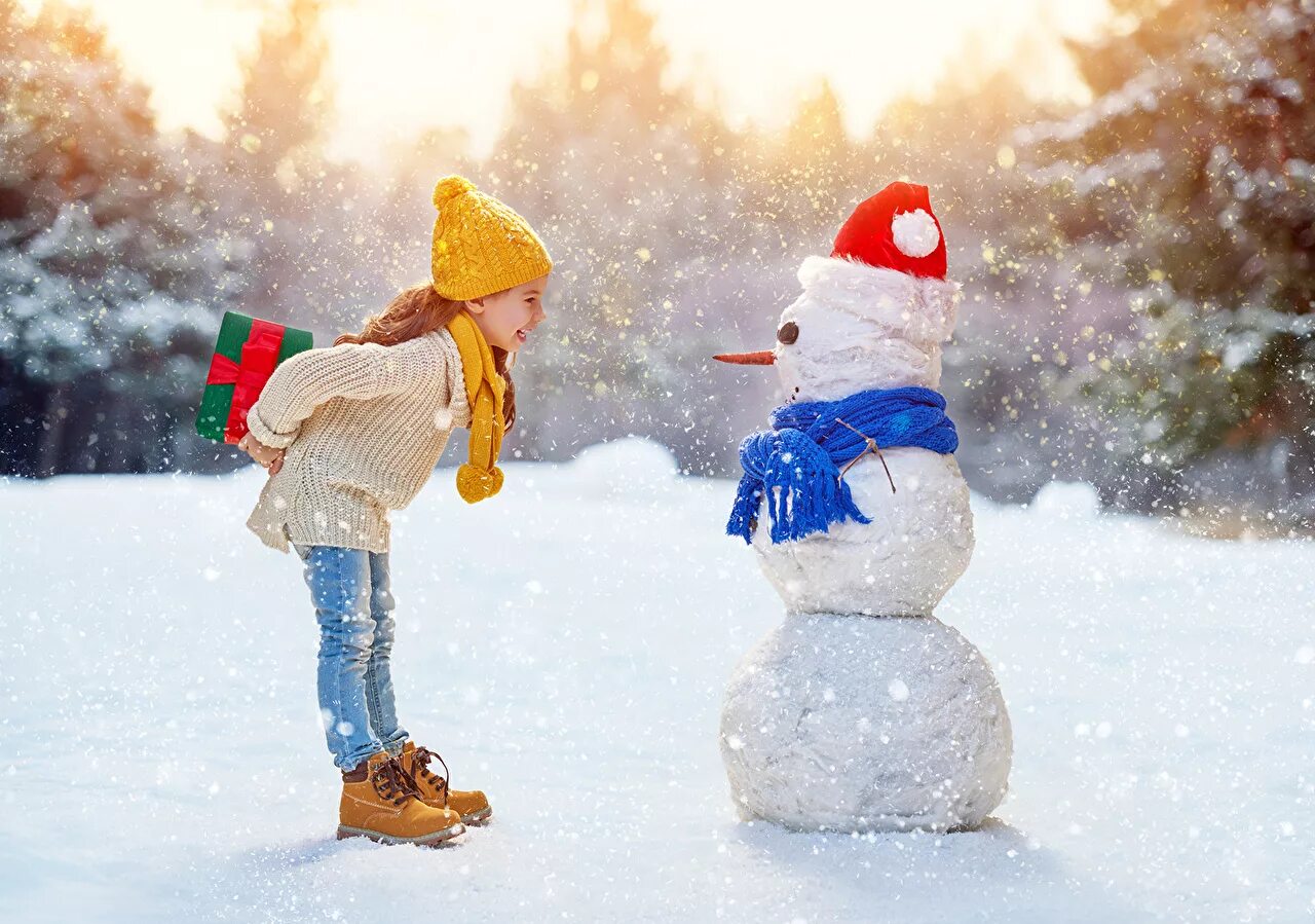 Снеговик зимой. Снеговик красивый. Зима новый год. Зимние картинки для детей.