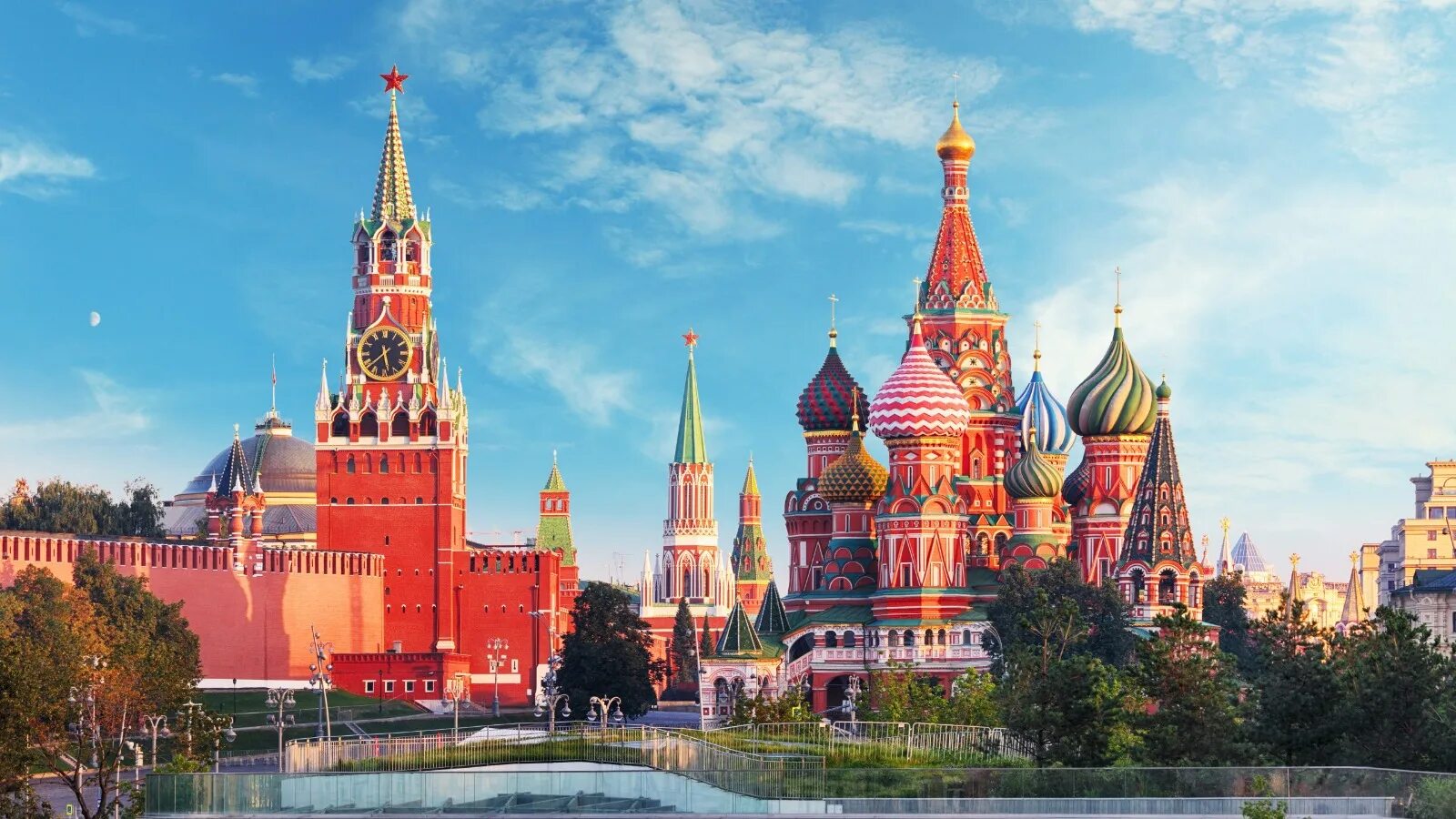 Москва москва. Москва детям видео. Ребенок на фоне москвы. Школьная экскурсия в москве. Москва для детей.