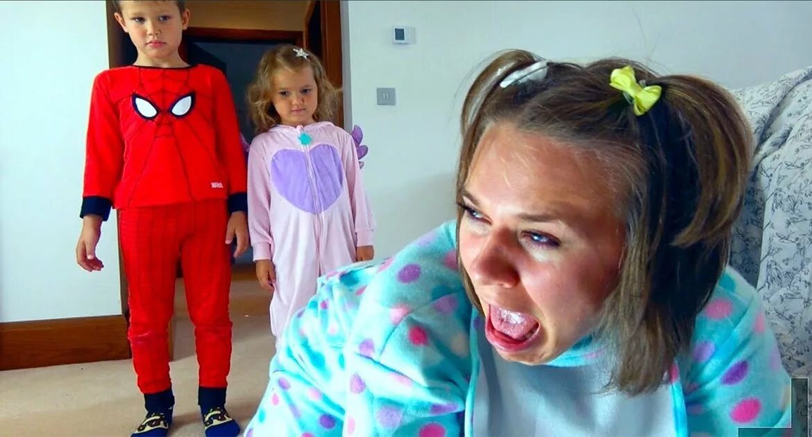 Хелависа слингомама. Мама мистера макса. Софи мать макса ферстаппена. Кормление грудью. Мама мисс кэти и мистера макса.