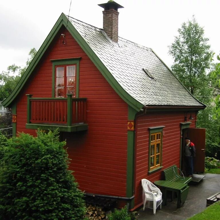 Маленький домик. Дачный домик. Небольшой деревянный домик. Маленькая дача. Покрасить дом в зеленый цвет