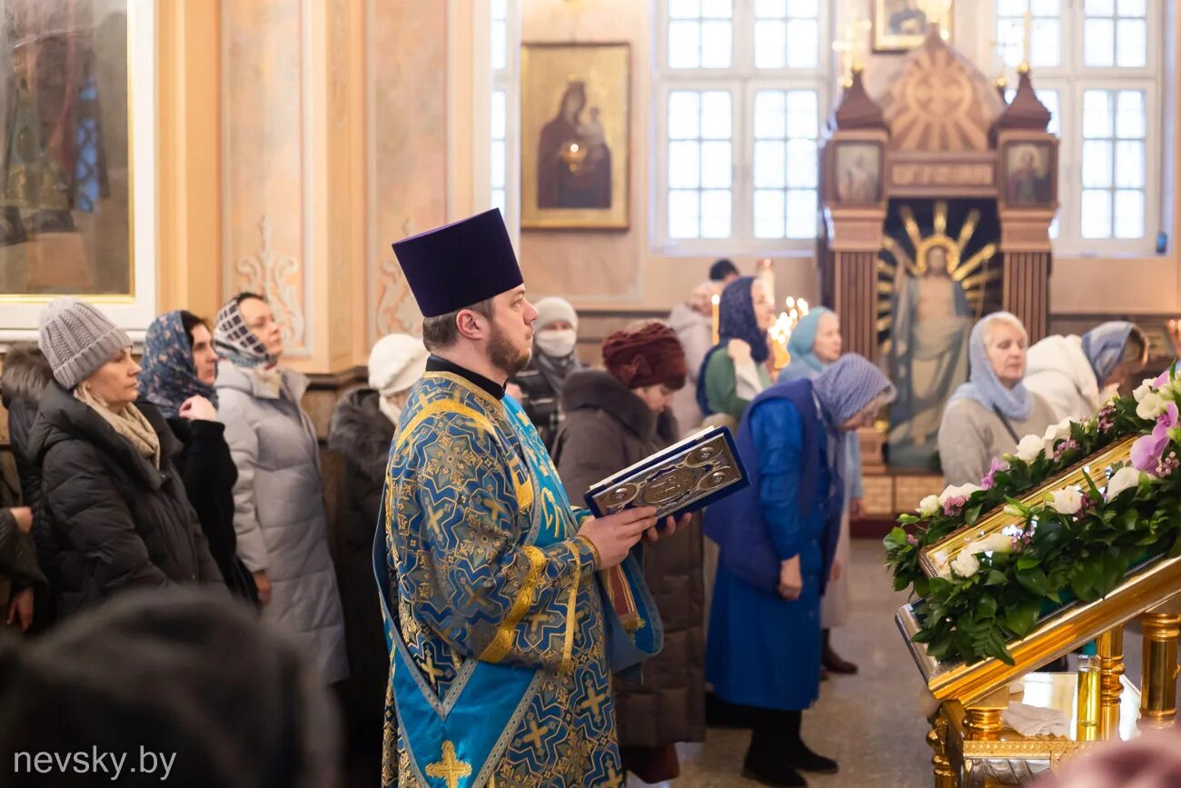 Сретенский монастырь вечером. Сретение служба в храме. Сретенский монастырь прямая трансляция богослужения сейчас 14. Богослужение сретение господне в храме христа спасителя. Сретение в храме христа спасителя.
