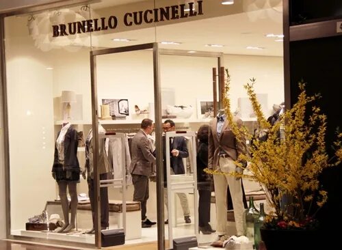 Brunello cucinelli бутики. Магазин брунелло. Кучинелли магазин. Брунелло кучинелли магазин. Brunello cucinelli вешалка.