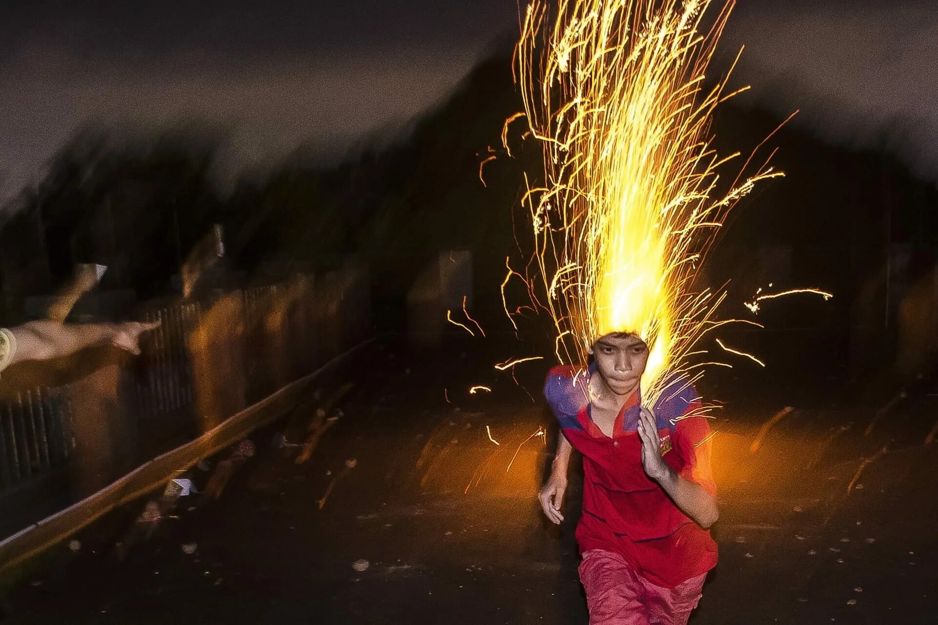 Flash сериал. Централ сити город из флеша. Шаг вперед светящиеся костюмы. Street flash. Смоляная яма флеш сериал.