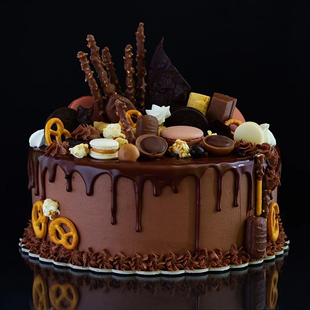 Шоколадный торт. Красивый шоколадный торт. Торт «шоколадка». Украшение торта сладостями. Оформление сладостями