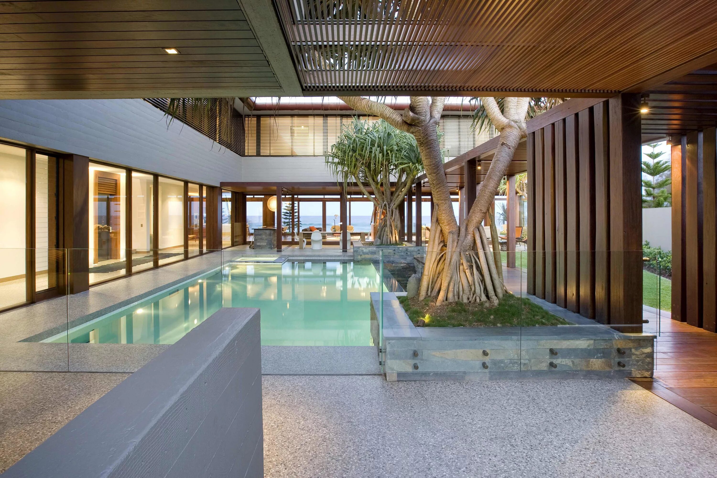 бассейн с панорамными окнами. спа комплекс с бассейном. крытые бассейны. бассейн в доме. интерьер бассейна в частном доме.