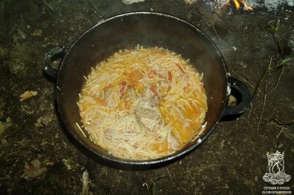Макароны по-флотски с тушенкой на сковороде. Макароны с тушенкой в казане на костре. Макароны с тушенкой на костре. Макароны с тушенкой на костре. Макароны с тушенкой на природе.