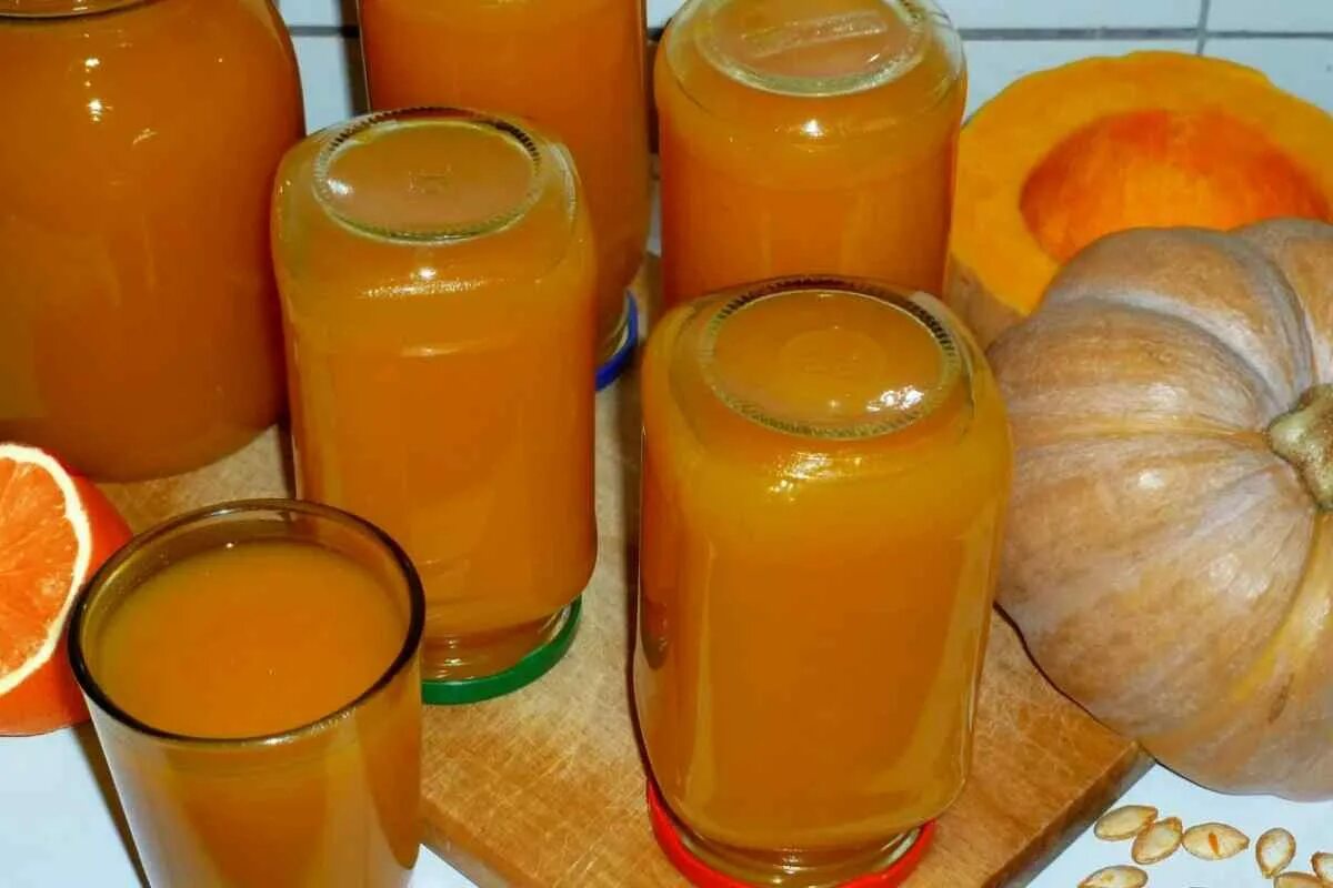 Сок лимоном на зиму рецепт. Тыквенный сок через соковыжималку. Сок из тыквы с апельсином. Сок на зиму. Сок с мякотью из тыквы.