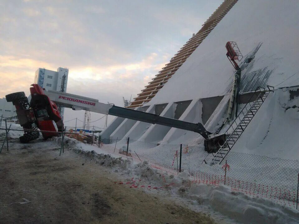 Мазда упала с подъемника. Степаново горнолыжный курорт подъемники. Сломанный подъемник на горнолыжном. Сорвался фасадный подъемник. Волен степаново.