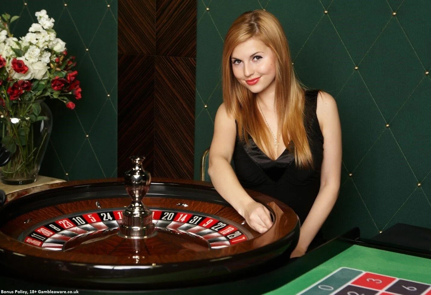 Live Roulette казино. Девушка казино Рулетка. Крупье Рулетка. Рулетка казино крупье.