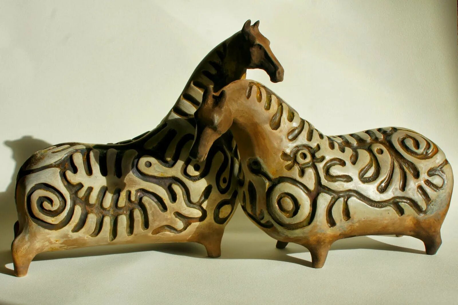 Лошадка из глины. Глиняная лошадка. Игрушки из глины. Лошадь из керамики. Керамическая лошадка.