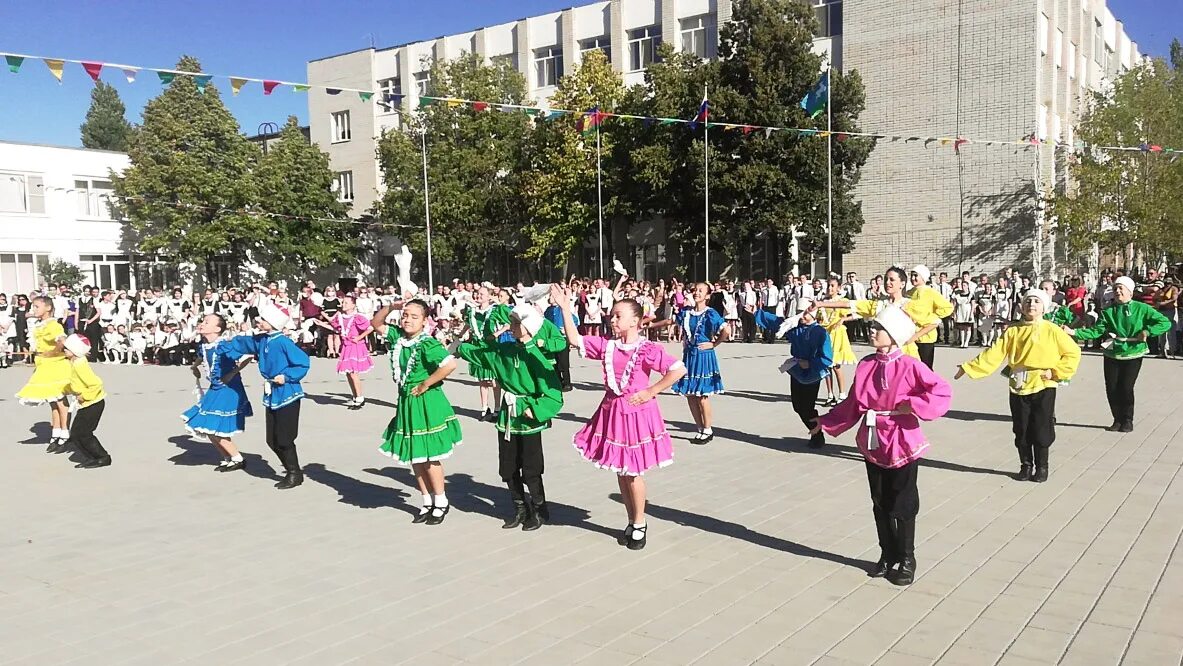 Город Кропоткин ДК ансамбль Росинка. Дворец культуры Кропоткин. Фантазия Кропоткин ансамбль. Народный хореографический ансамбль Росинка Кропоткин.