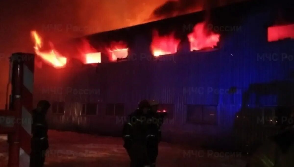Металлострой санкт-петербург пожар. Крупный пожар в калошино москва склад пластиковых изделий 2017. Пожары. Пожар на складе к флекс деньково. Сгорел склад валберис 2023.