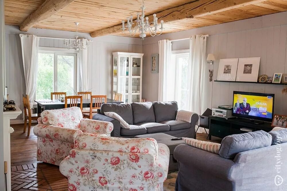 Упавшее дерево на дом. После дерева и дома. Старый деревянный дом. Переделка деревянных домов. Дом из дерева внутри.