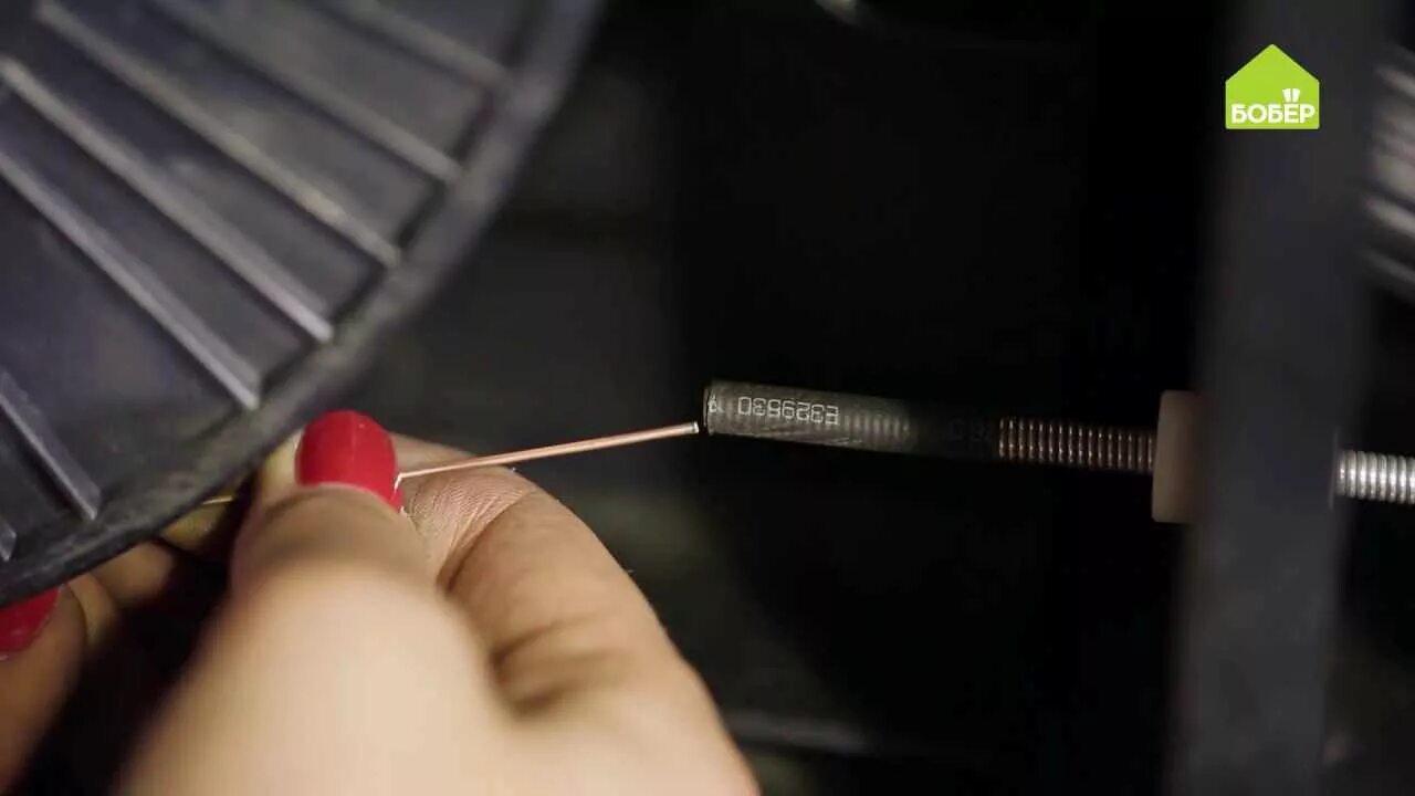 Как заправить проволоку. Механизм подачи проволоки foxweld 205. Сварка полуавтомат заправка проволоки. Заправка проволоки в полуавтомат. Аппарат сварочный полуавтомат сварог под проволоку 1.