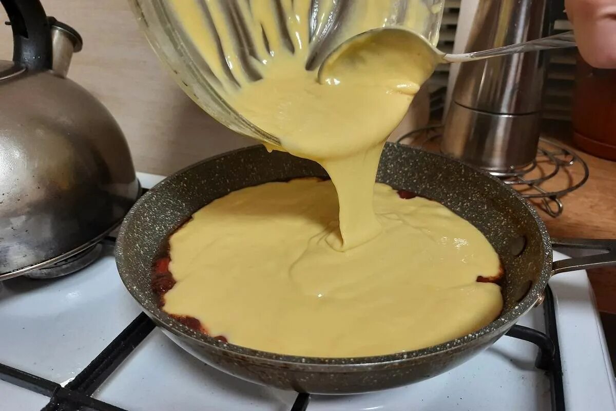 Как сделать луковый пирог. Заливной пирог с картошкой и грибами. Заливное тесто на сковороде. Заливное тесто на сковороде. Заливной пирог на кефире на сковороде на плите.