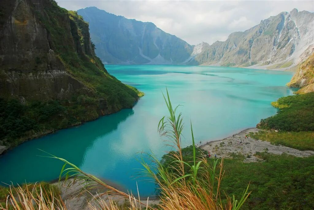 Самые большие озера азии. Озеро Пинатубо Филиппины. Озеро бай Филиппины. Остров Лусон Филиппины. Кратер Пинатубо.