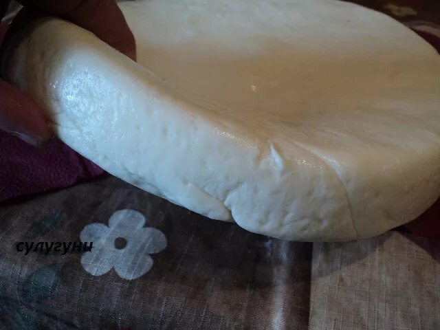 Сыр сулугуни из коровьего молока. Сыр сулугуни из козьего молока. сыр сулугуни из овечьего молока. сыр сулугуни в домашних. домашний сулугуни из молока.