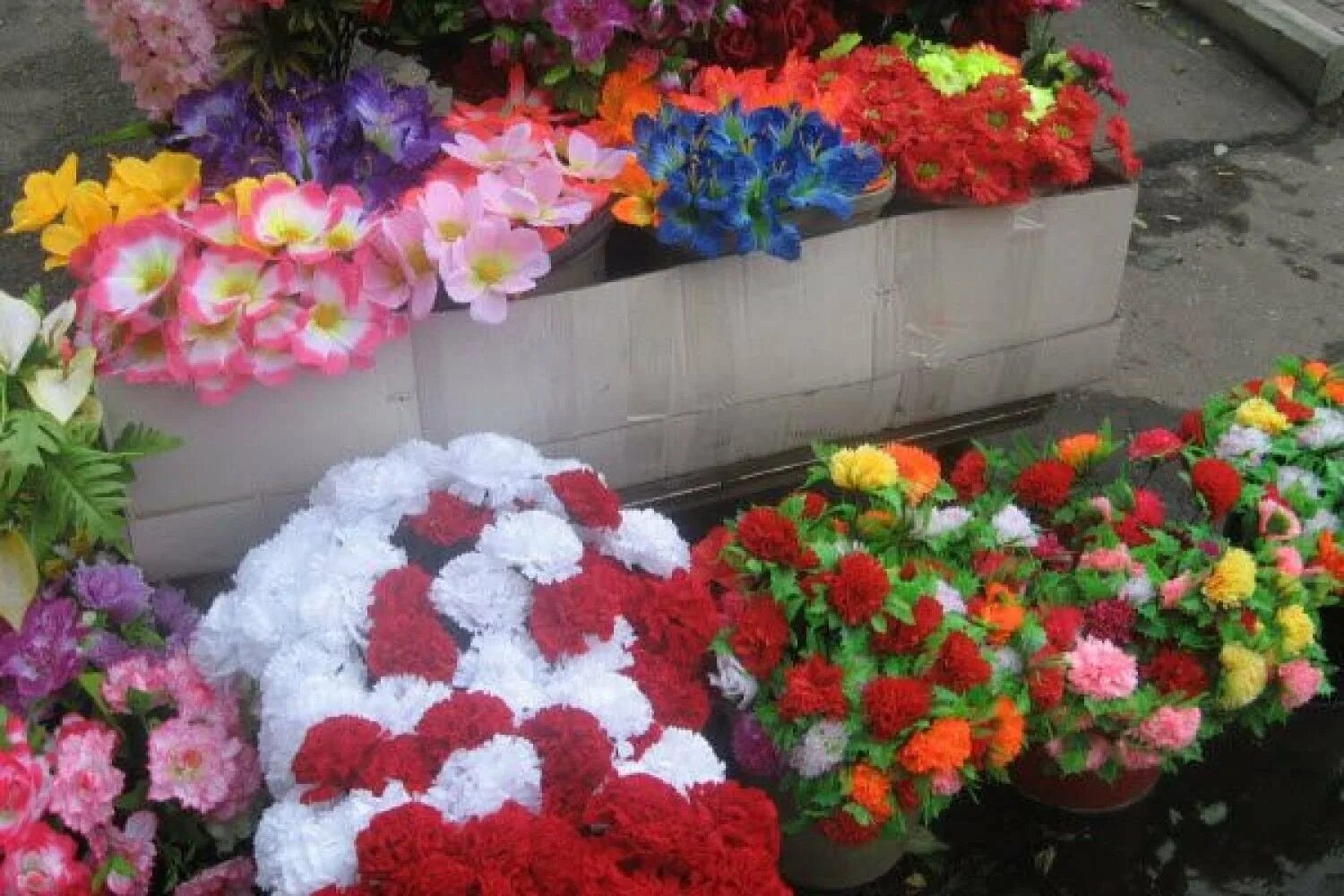 Где купить цветы в москве в розницу. Искусственные цветы на кладбище. Пластиковые цветы для кладбища. Кладбищенские цветы искусственные. Торговля цветами на кладбище.