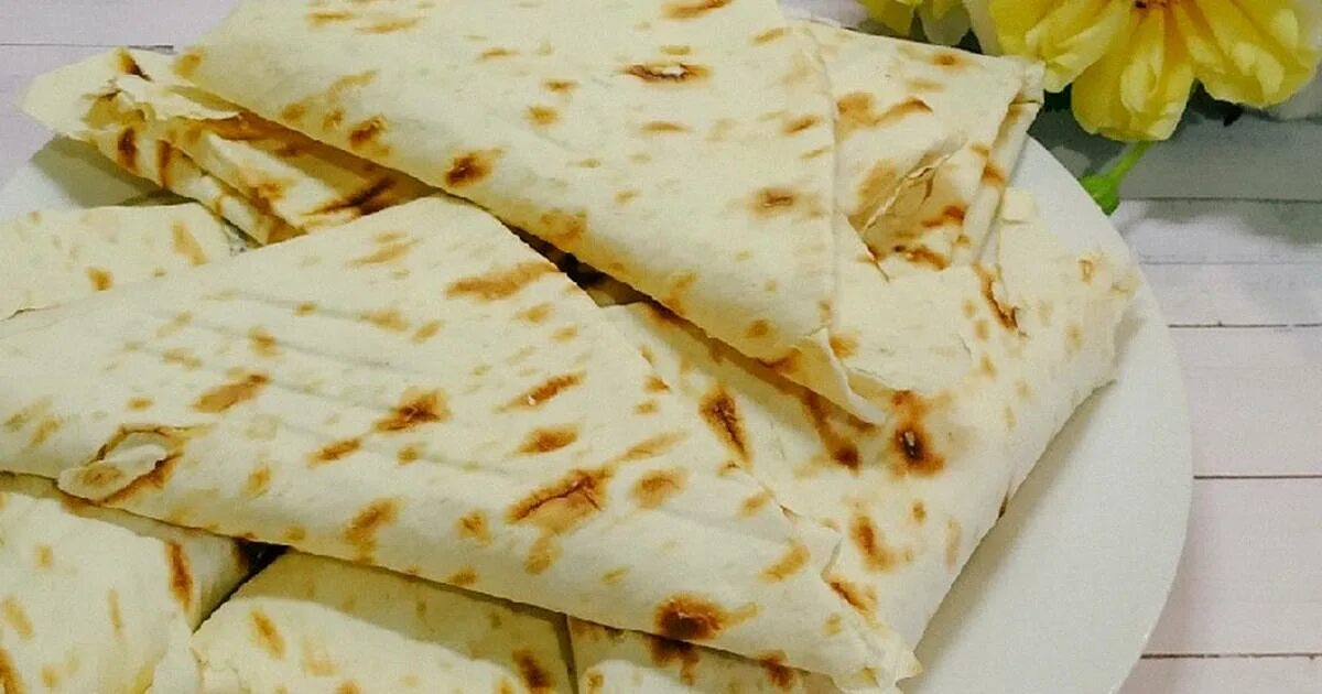 Конвертик из лаваша с колбасой и сыром. Конверт из лаваша с колбасой. конверты с творогом из лаваша. конвертики из лаваша с творогом и сыром. конверты с лаваша с сыром и колбасой.