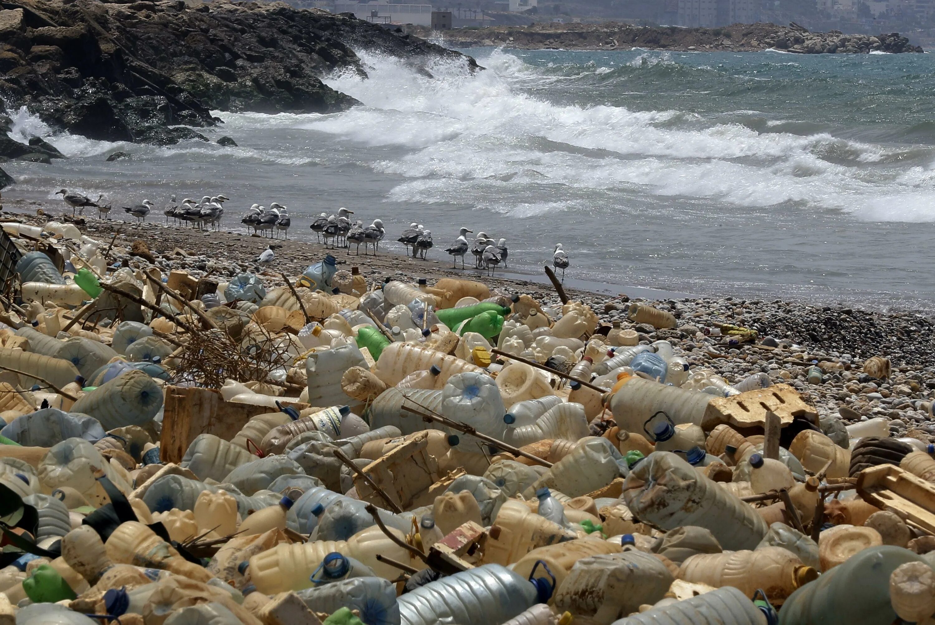 A lot of pollution. Остров Хендерсон мусор. Загрязнение мирового океана. Загрязнение мирогого океан. Бытовые отходы в океане.